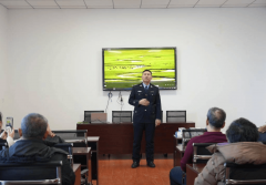 铁海拉尔：警平易近送春运平安宣传暖社区